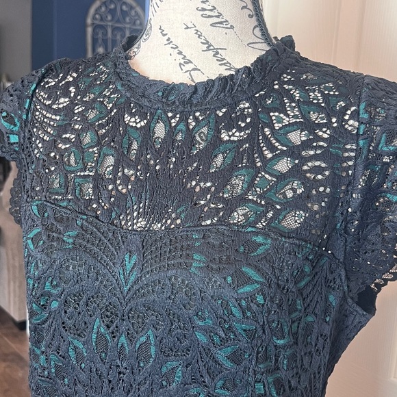 WHBM Black & Green High Neck lace shell blouse NWT Holiday Party flutter sleeve - Picture 4 of 14